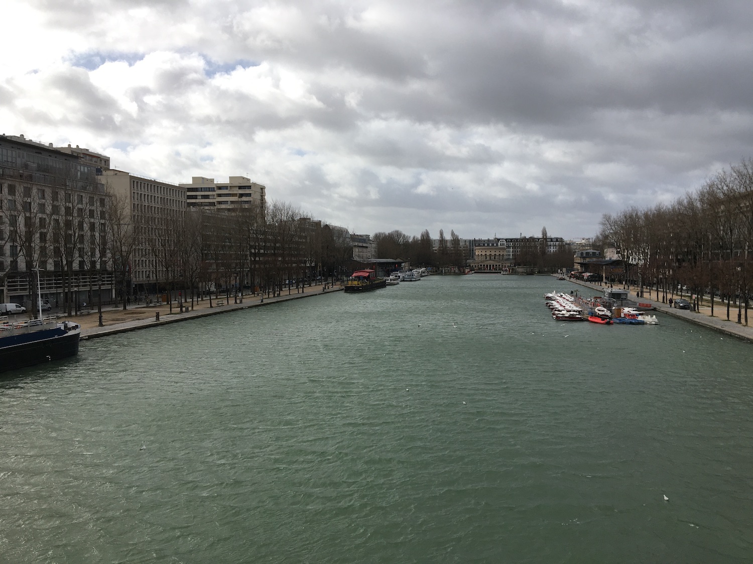 L’ère de baignade du bassin de la Villette se trouve ici, en aval de la passerelle de la Moselle © Globe Reporters