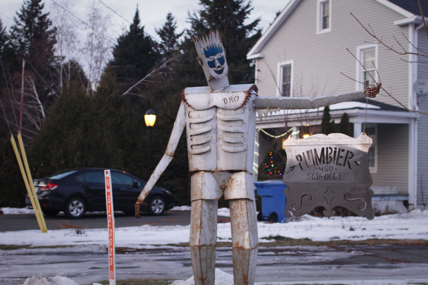 Sculpture qui annonce le plombier du village.