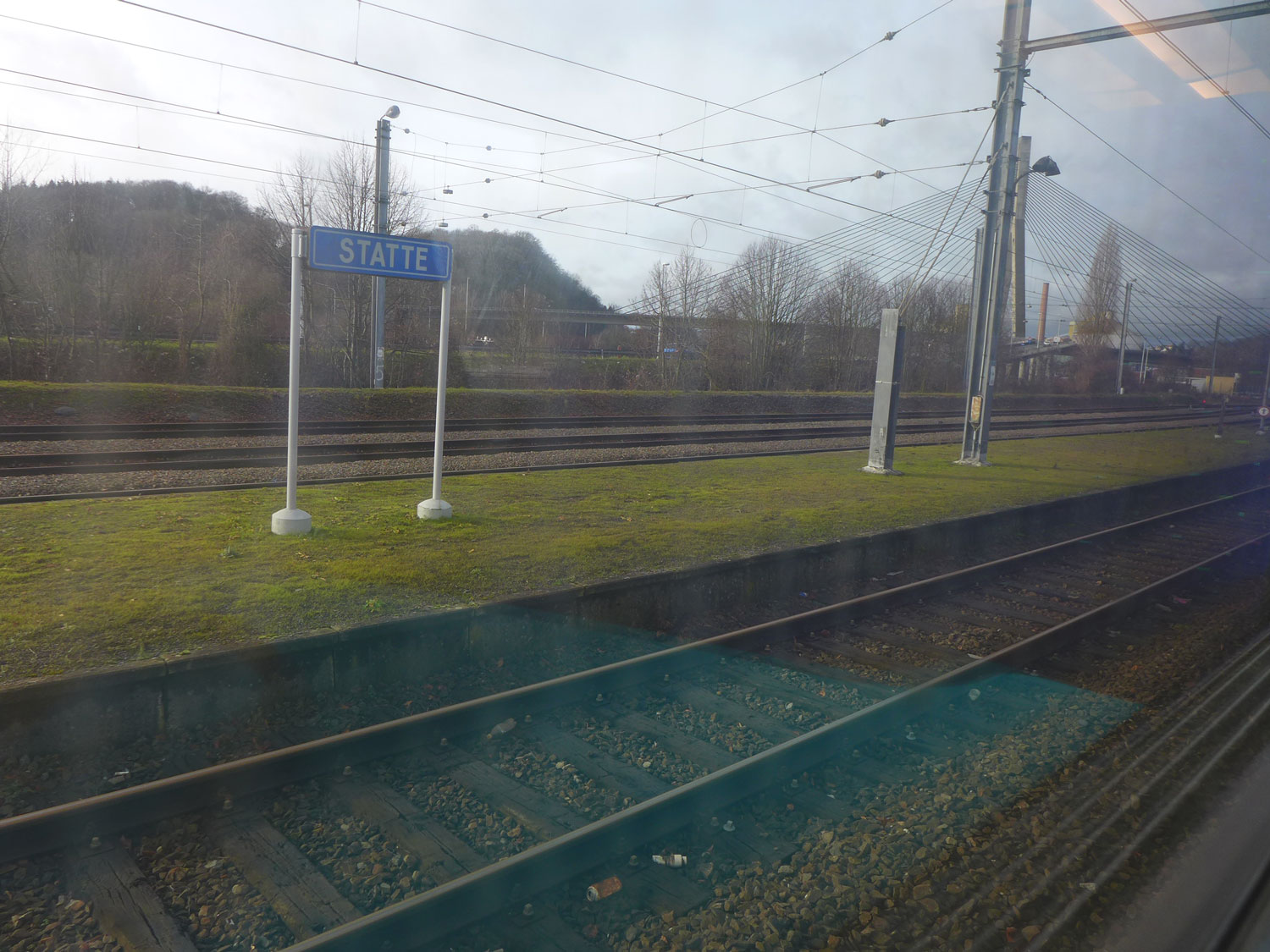 Pas de chance, notre envoyé spécial se trompe de train et monte dans un train qui n’est pas direct pour Bruxelles. Il passe par Namur. Plus de 2h00 de trajet. L’occasion de découvrir les villes et villages de Wallonie © Globe Reporters