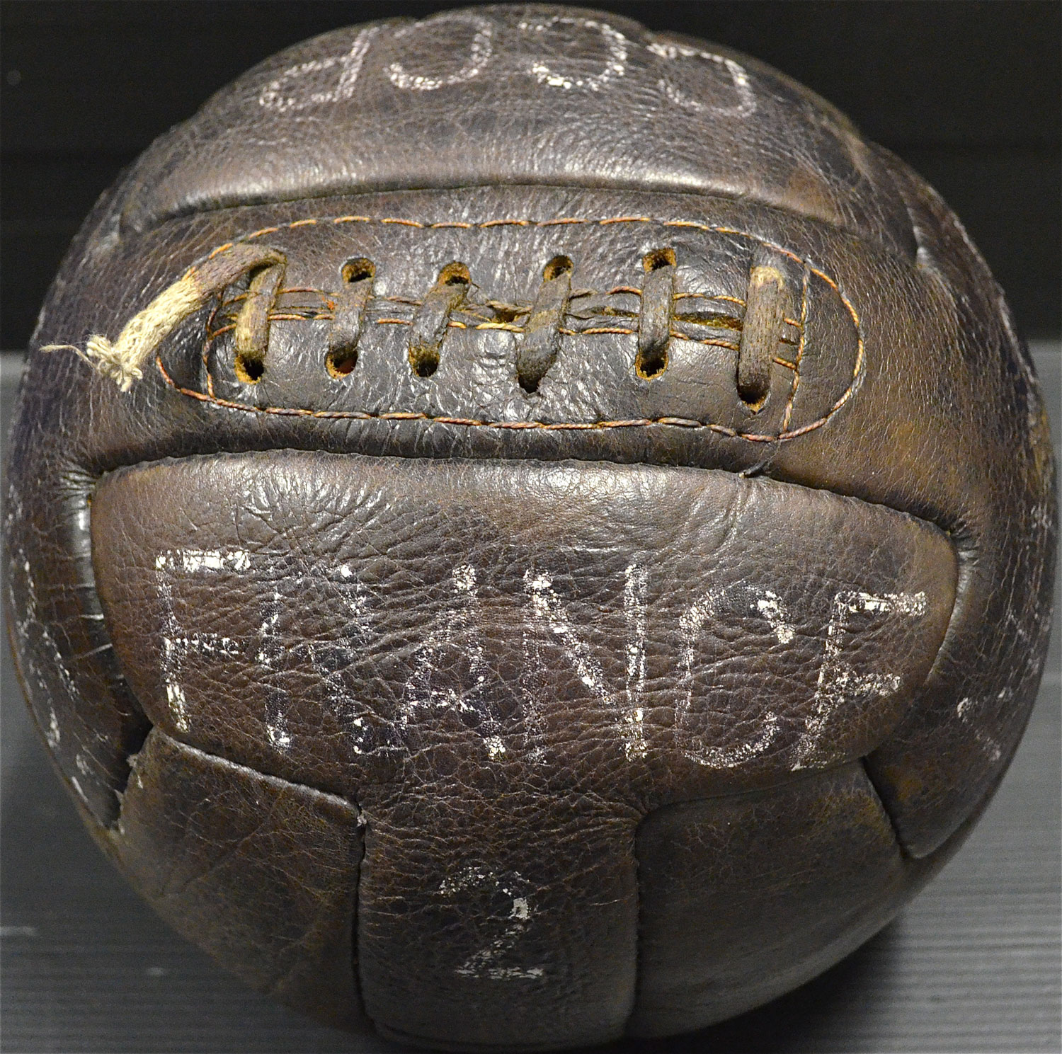 Sur ce vieux ballon, deux inscriptions : France et CCCP ce qui veut dire que ce ballon a servi pour un match important entre la France et l’URSS (CCCP en russe), c’est l’union de plusieurs pays autour de la Russie ©ArchivesFFF