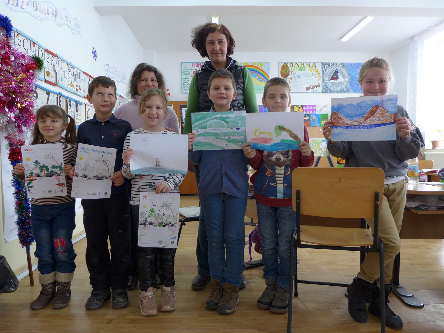 Pour la Journée internationale des zones humides, le 1er février, les enfants ont reçu la visite de Monica (au centre), qui travaille pour la Réserve de la biosphère du Delta.