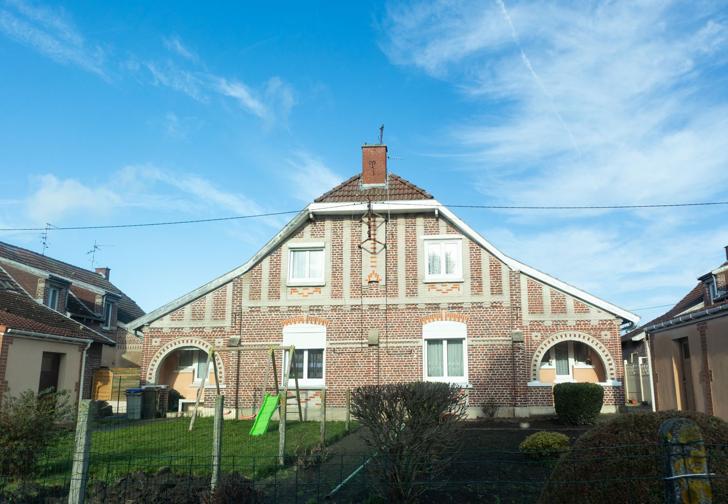 Habitation ouvrière typique de la Compagnie des Mines d’Aniche, construite dans la région de Douai dans les années 1920. Comprenant deux logements, elle se remarque par ses faux-colombages et son porche en demi-longue. Pour l’époque, c’est un logement à la pointe du confort ! Entourés d’un jardin, ces logements sont aujourd’hui recherchés par les locataires en demande. Source : Centre Historique Minier de Lewarde