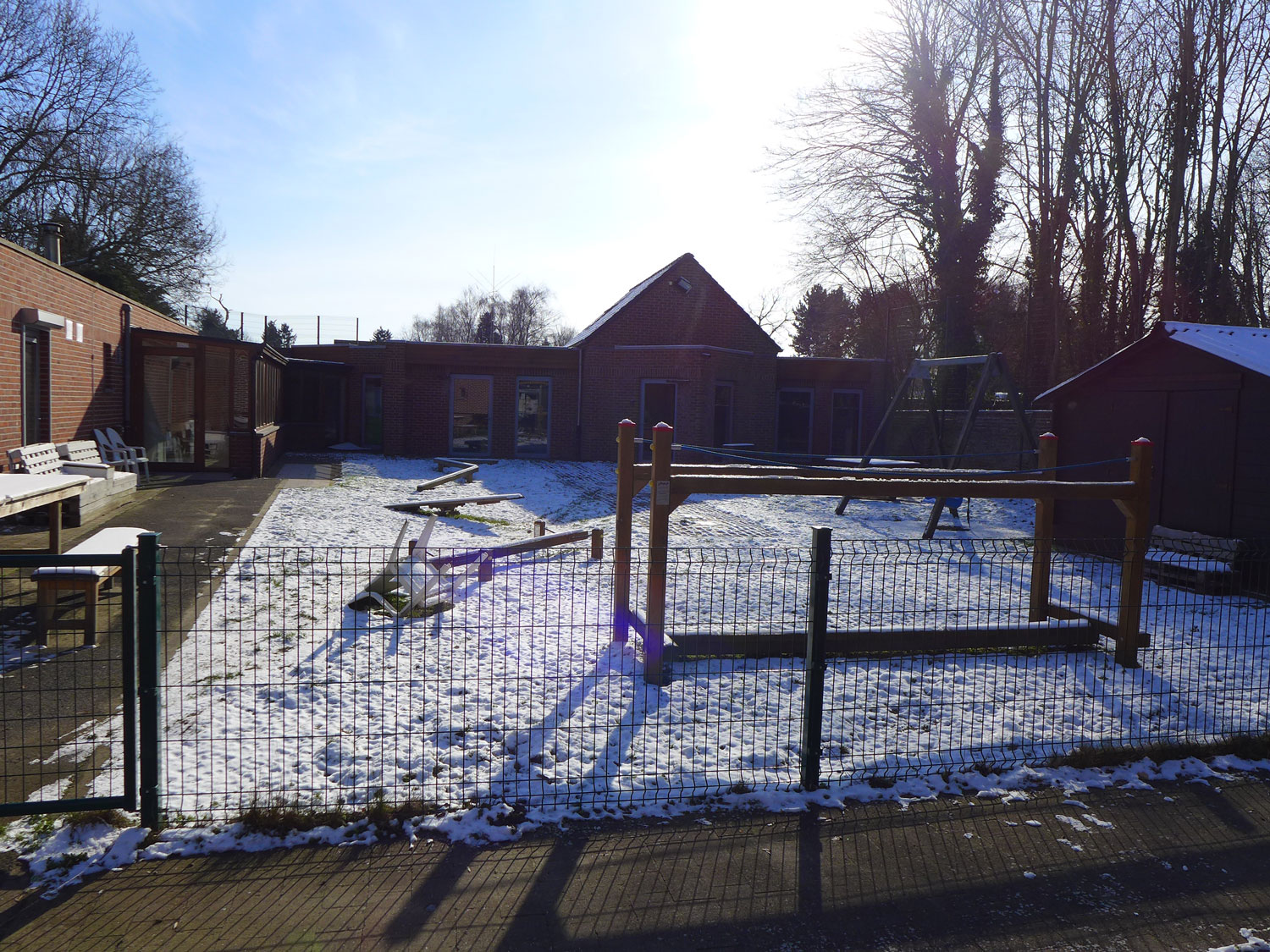 Une aire de jeux du centre. À l’heure où notre correspondant visite le centre, les jeunes sont à l’école © Globe Reporters