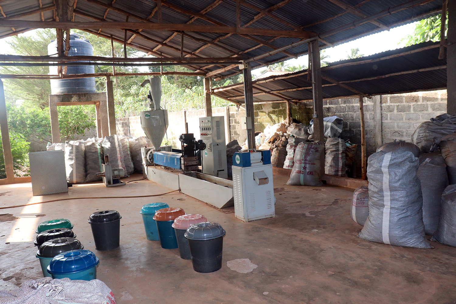 Usine de fabrication des seaux en plastique à partir des plastiques récoltés dans la nature. 