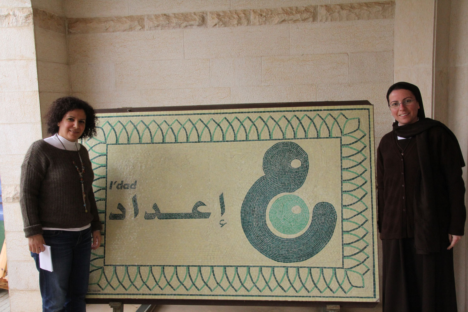 Tania et Soeur Josette à l’entrée de l’école