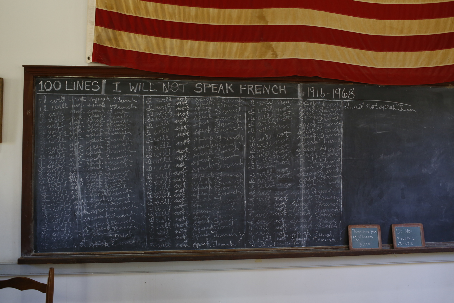 Dans une ancienne école reconstituée à Vermilionville. Un tableau qui évoque l’interdiction du français en Louisiane © Globe Reporters