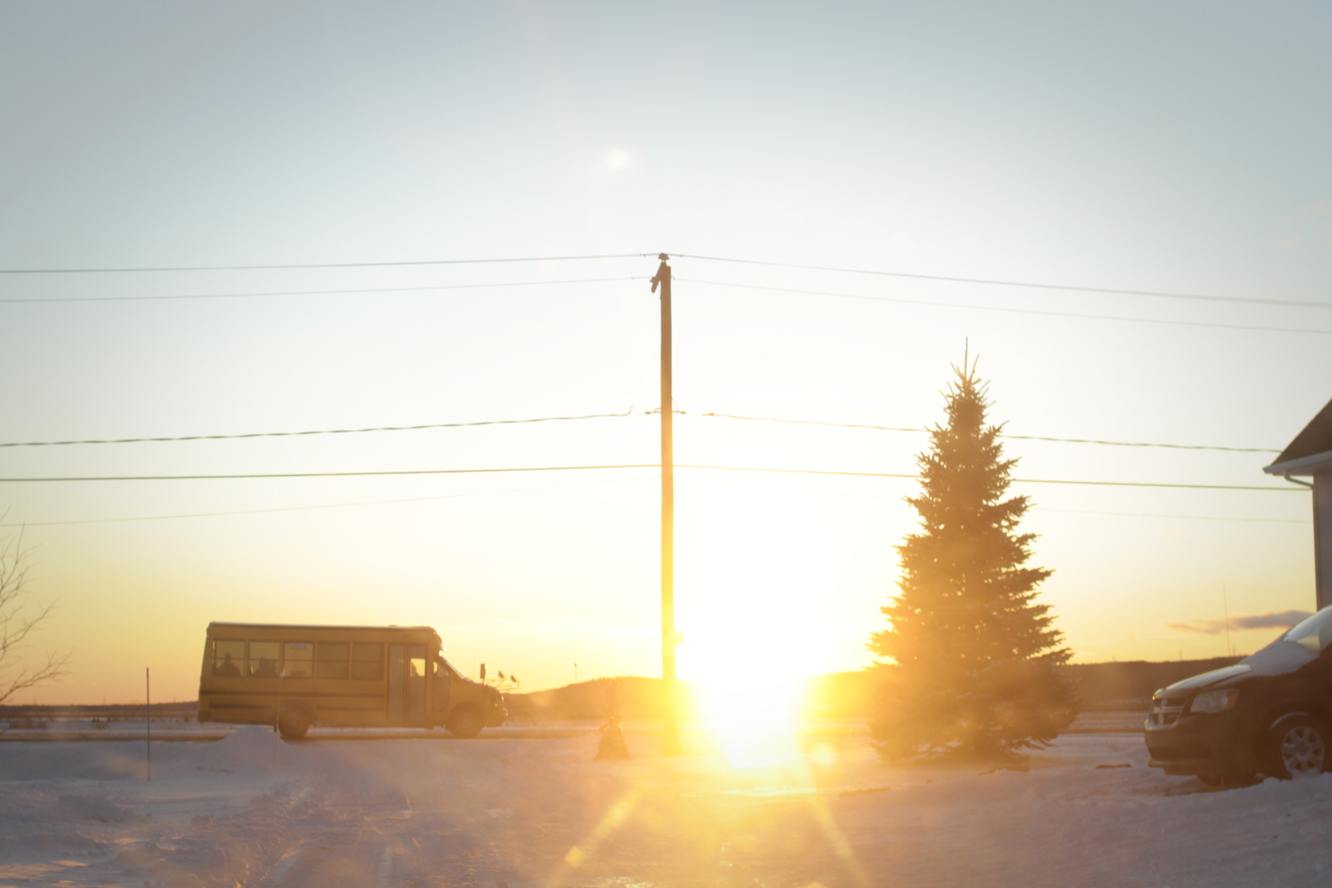 Coucher de soleil en face de La Bisonnière. Le bus scolaire ramène les filles de Lucie et Kévin.