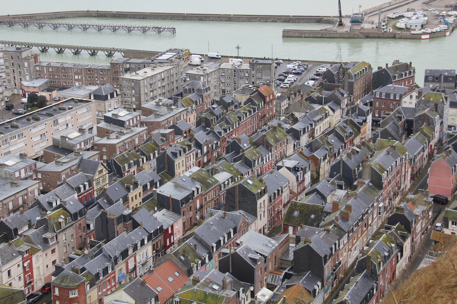 En haut de la falaise, la perspective sur le quartier des pêcheurs est impressionnante. L’humidité qui règne permet à la mousse verte de s’installer sur les toits © Globe Reporters