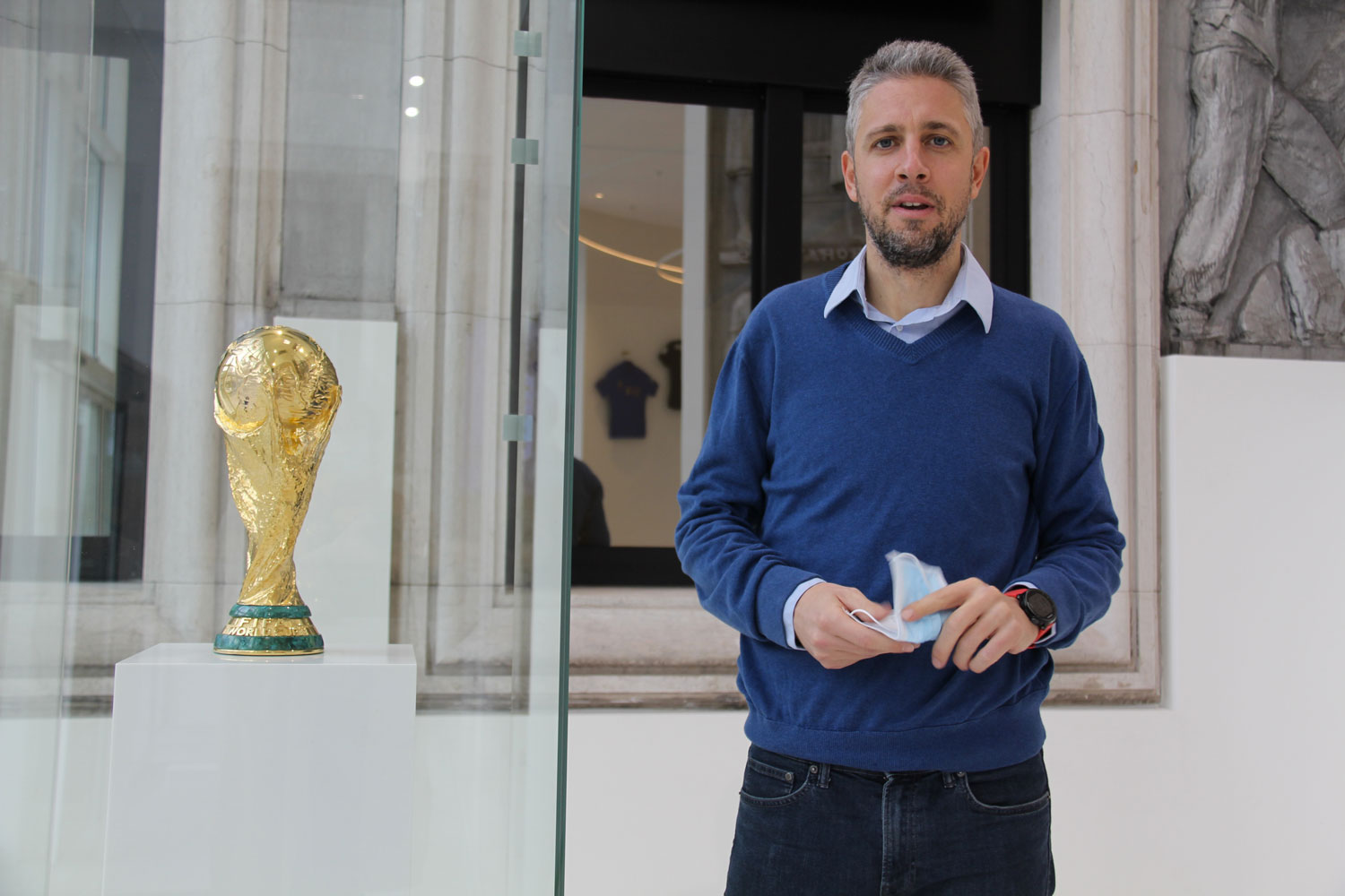 Xavier THEBAULT devant la Coupe du Monde 1998 © Globe Reporters