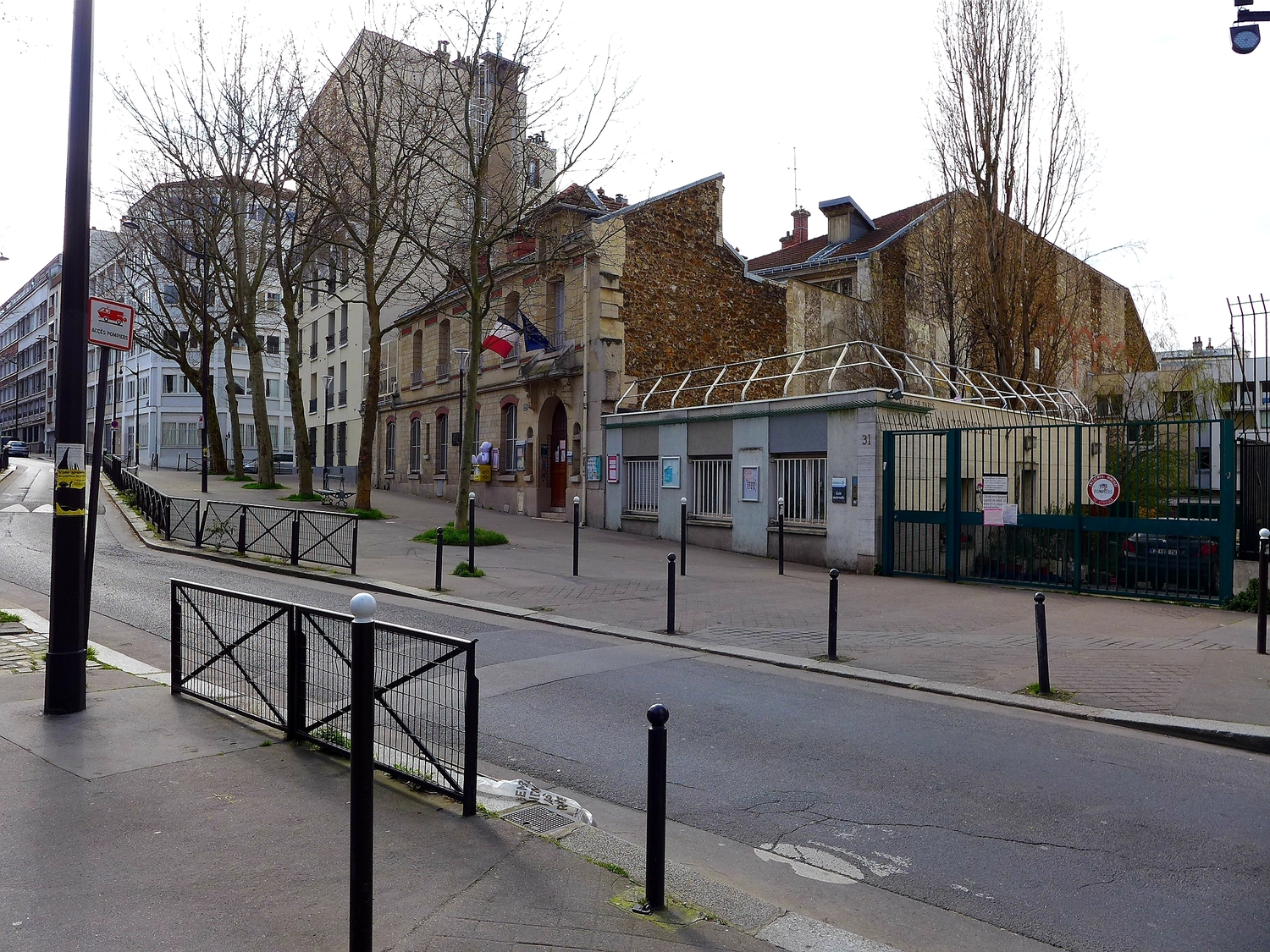 Encore une rue déserte en plein jour à Paris, non loin de là ou je réside. 