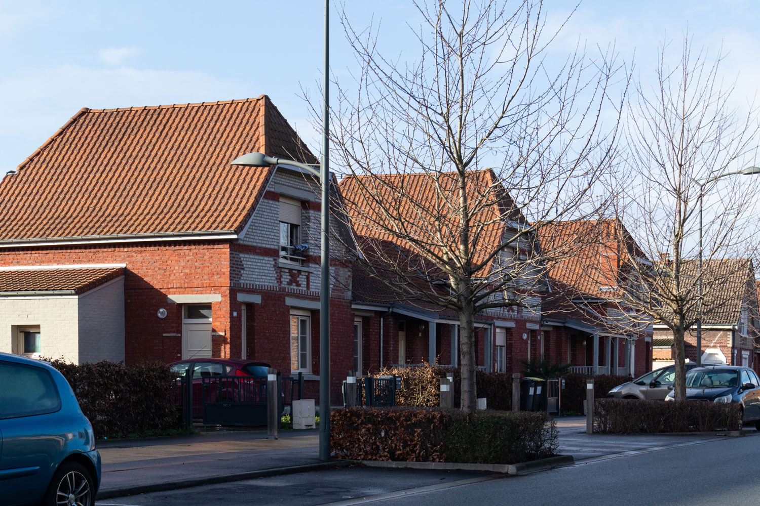 Autre modèle typique d’habitation ouvrière de la Compagnie des mines d’Aniche, cette fois-ci dans une cité-jardin à Pecquencourt. Un très grand soin a été apporté à l’architecture et aux décorations en façade. Exceptionnelle, cette cité vient d’être entièrement réhabilitée et adaptée aux normes de vie d’aujourd’hui.  Elle est ainsi une véritable vitrine de l’architecture et de l’habitation pour les ouvriers-mineurs adaptée aux temps modernes. Source : Centre Historique Minier de Lewarde