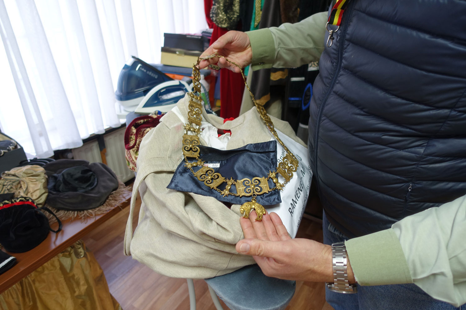 Les personnages portent aussi des accessoires et bijoux d’époque © Globe Reporters