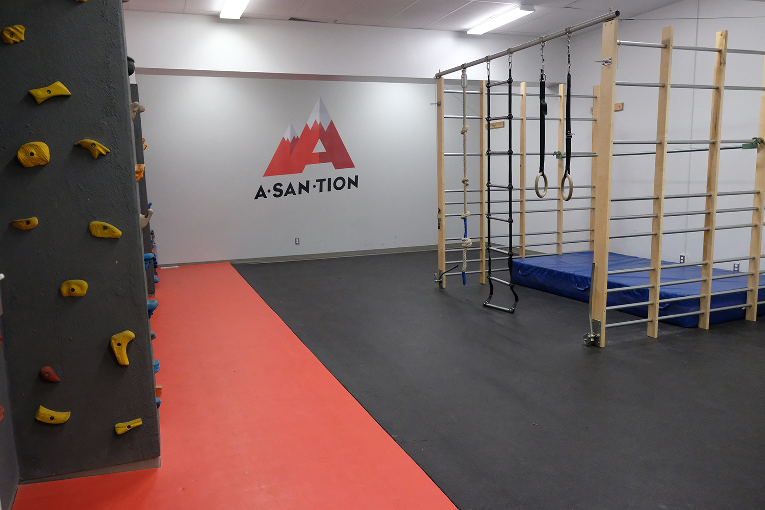 Dont un gymnase où elles suivent des activités d’escalade ou de crossfit. Léa et Clara précisent qu’elles sont dans la section sportive de l’école. Il y a deux sections : chorale ou sport © Globe Reporters