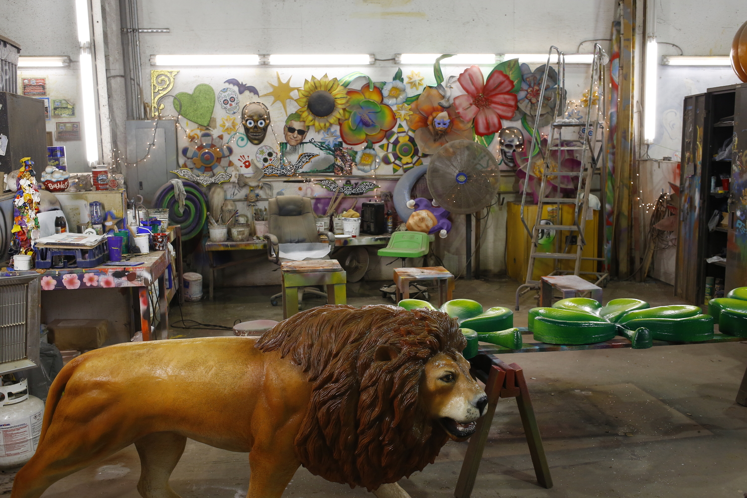 Atelier de confection de décoration dans les Kern studios © Globe Reporters