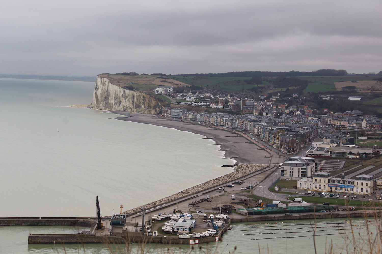 De l’autre côté du port, dans la Somme, la petite ville de Mers-les-Bains a elle aussi sa falaise © Globe Reporters