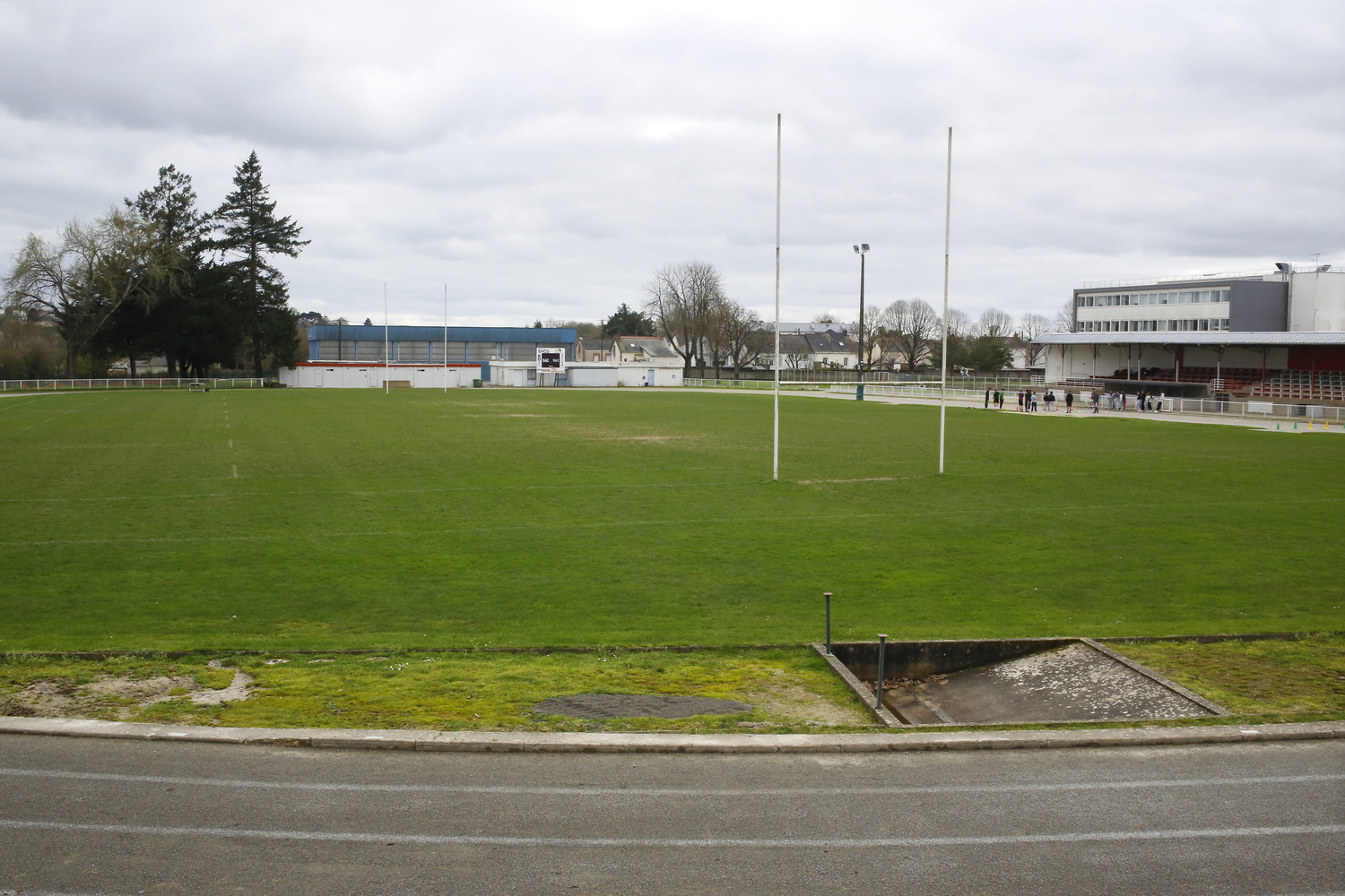 Terrain de rugby et d’athlétisme à côté du lycée Guy MÔQUET-Etienne LENOIR et du collège Robert SCHUMAN, qui appartiennent à la municipalité et qui sont utilisés par les associations sportives. En France, en général, les terrains de sport et équipements sportifs sont publics et gérés par les municipalités et mis à disposition aux associations et établissements scolaires. Il est rare que des lycées et collèges publics possèdent leurs propres terrains sportifs, contrairement aux États-Unis, comme à Lafayette High School © Globe Reporters