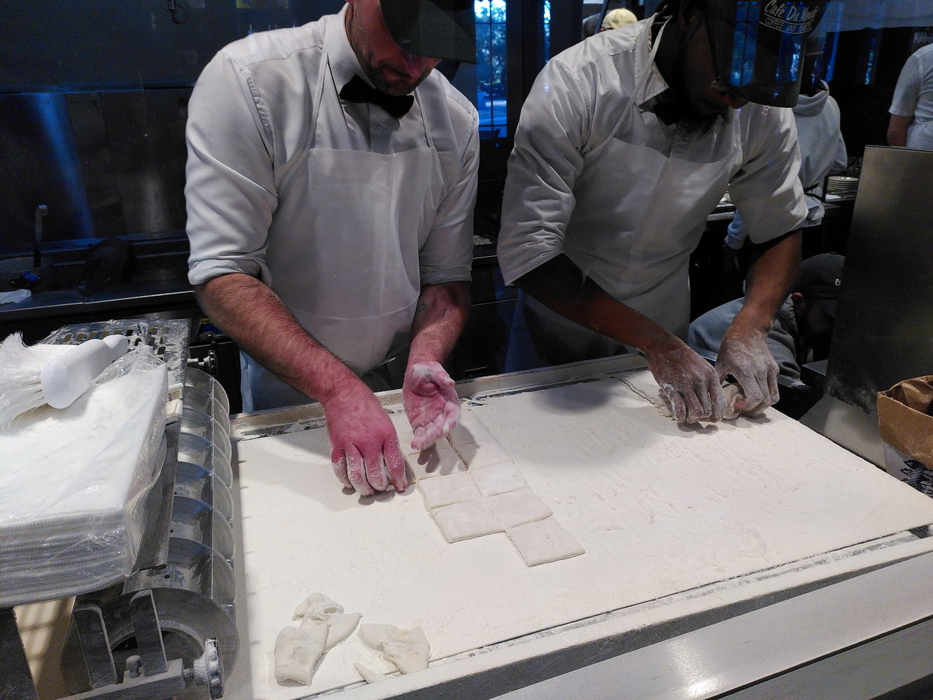 La préparation des beignets, autre spécialité sucrée de la ville, cette fois venue de France © Globe Reporters