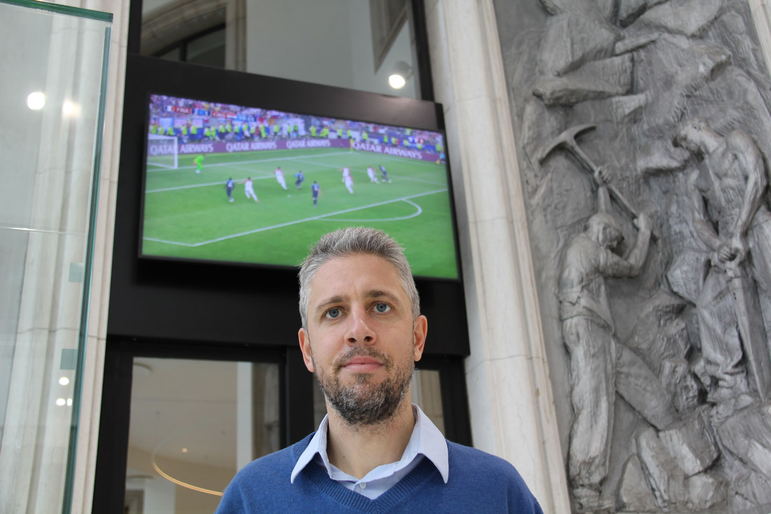 Xavier THEBAULT devant la télé qui diffuse la finale de la Coupe du Monde 1998 © Globe Reporters