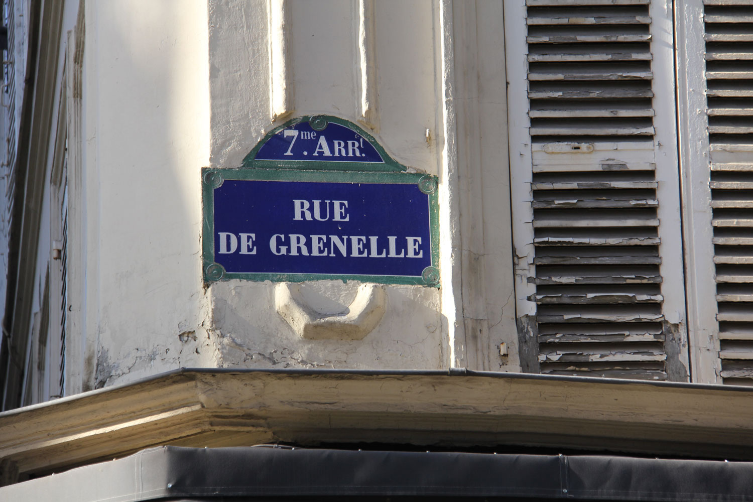 Le ministère de l’Education de la Jeunesse et des Sports est situé 110 rue de Grenelle dans le 7ème arrondissement. L’expression « un Grenelle de … » doit son nom à un autre ministère situé dans la même rue : le ministère du travail et c’est là qu’ont été signés les accords de Grenelle après mai 68 © Globe Reporters