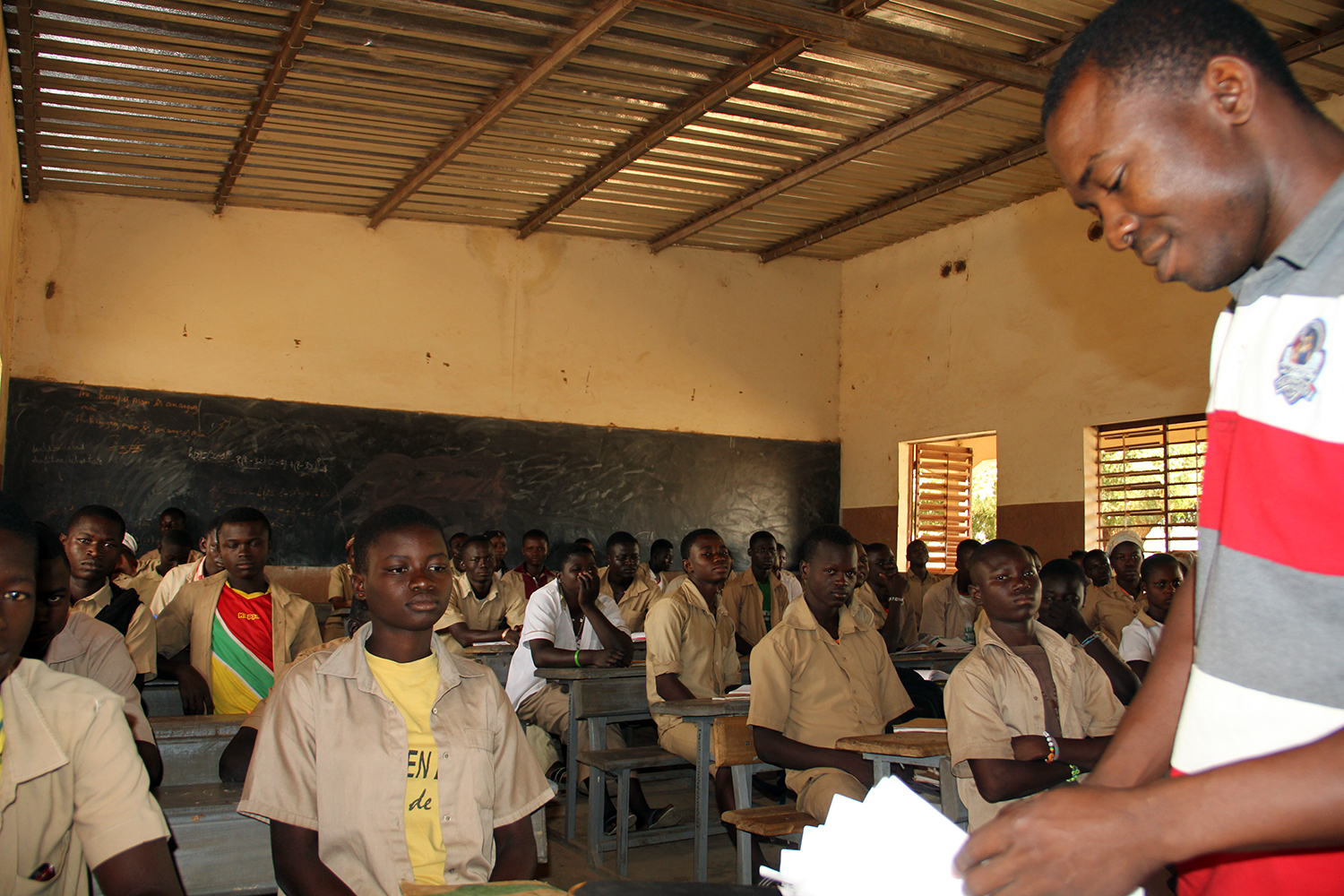 Cilas PADE commence sa classe de français avec les Secondes. La leçon du jour ; le commerce au Burkina Faso.