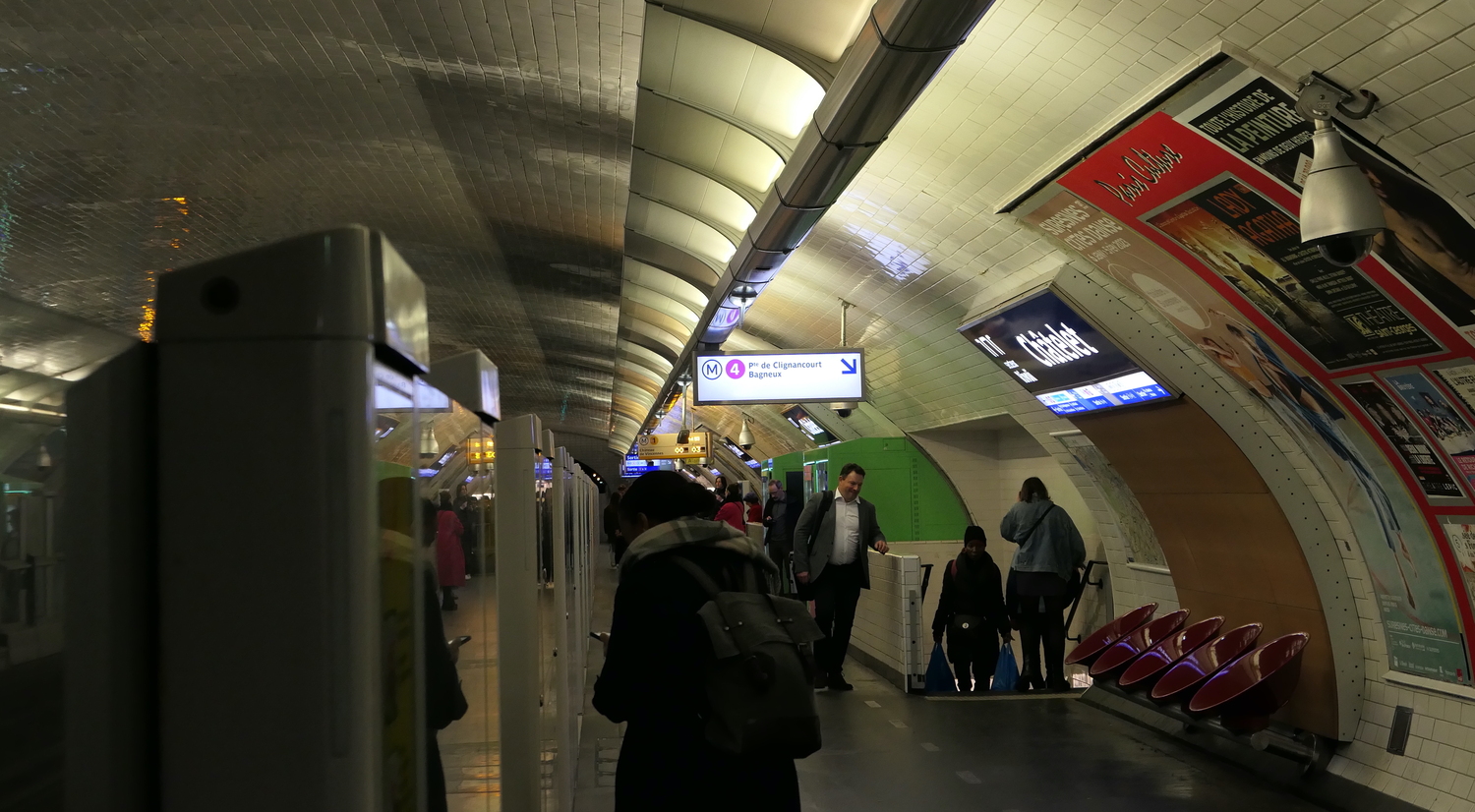 L’envoyée spéciale des CE2 de l’école Littré doit prendre les lignes de métro 1 et 4 pour se rendre dans leur classe © Globe Reporters