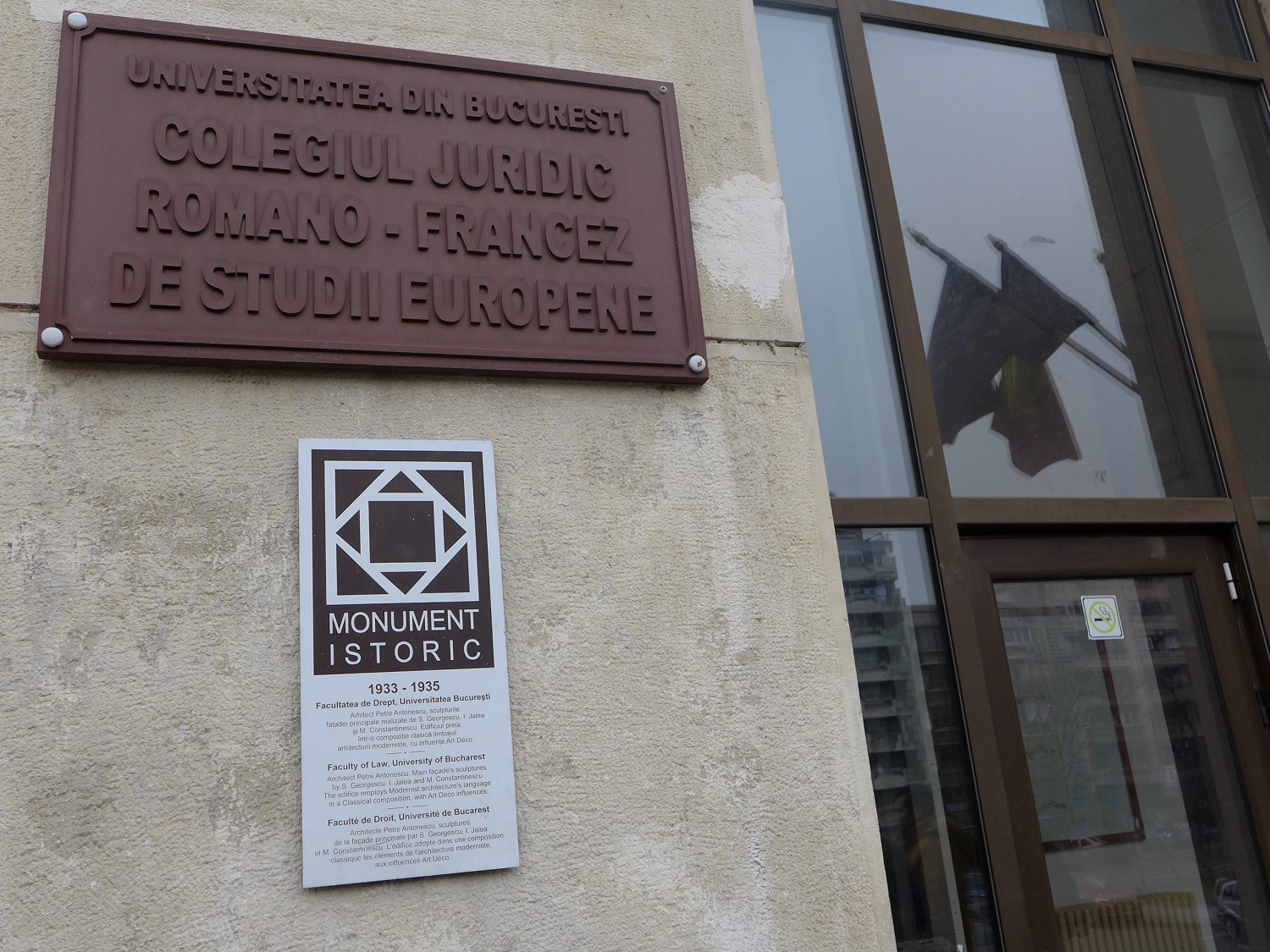 Une plaque le signale d’ailleurs, sur la façade de la faculté