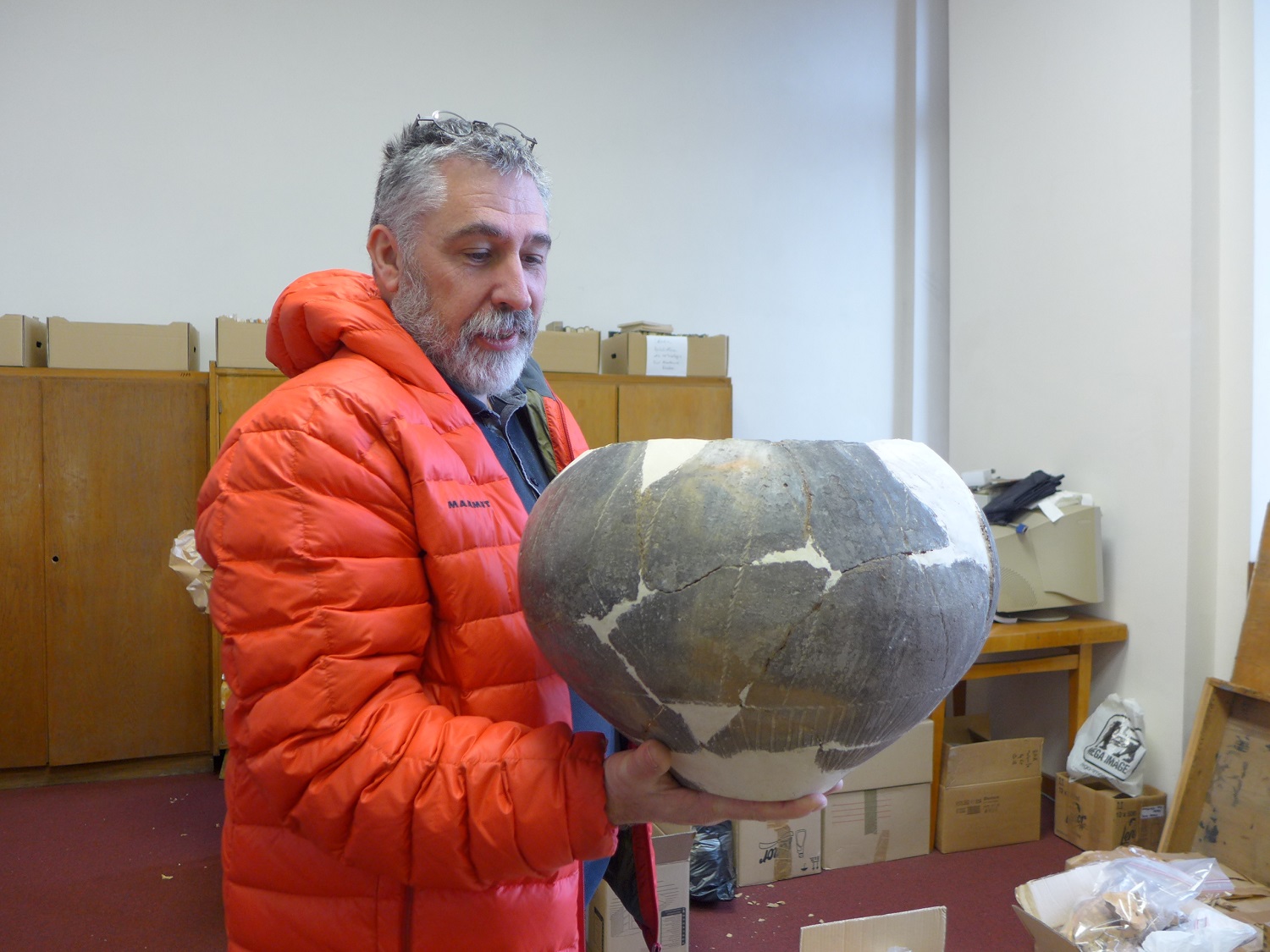 Laurent CAROZZA montre l’une des céramiques retrouvées lors de fouilles. Elle date de la période néolithique, c’est-à-dire d’environ 7 000 ans.