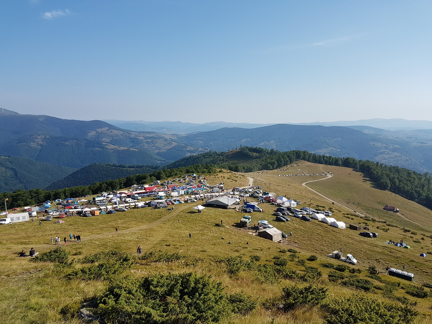 La Foire aux filles, en juillet 2018. Elle se tient tout en haut de « Muntele Gaina », « la montagne de la poule » (Photo La bande à Cocasse)