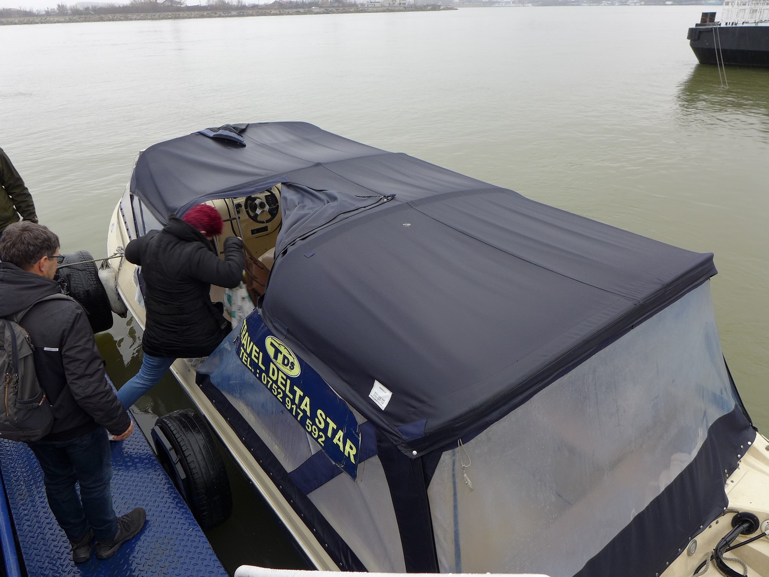 Le bateau est un hors-bord, couvert d’une bâche. Le trajet jusqu’à Crisan dure environ 45mn.