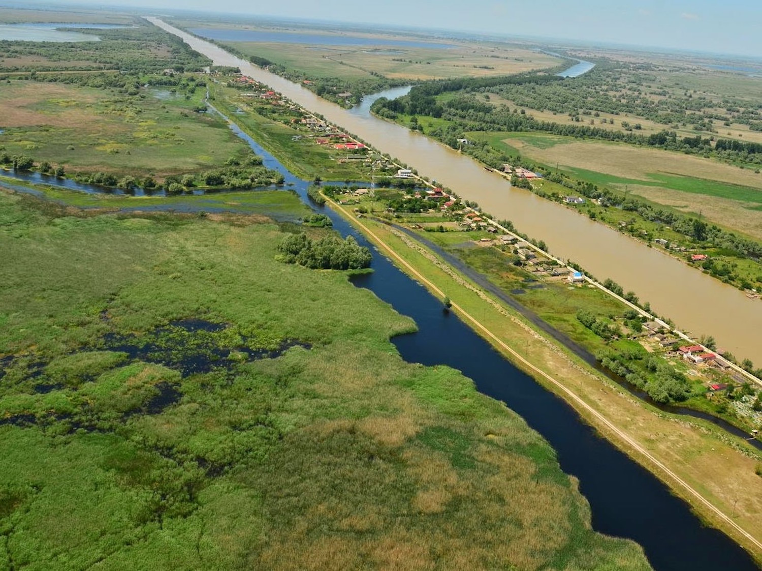 Le village de Crisan vu du ciel. Il est situé dans le bras de Sulina, qui a été canalisé. En haut à droite, on aperçoit l’ancien cours du Danube (photo : Cristian Miteltu) 