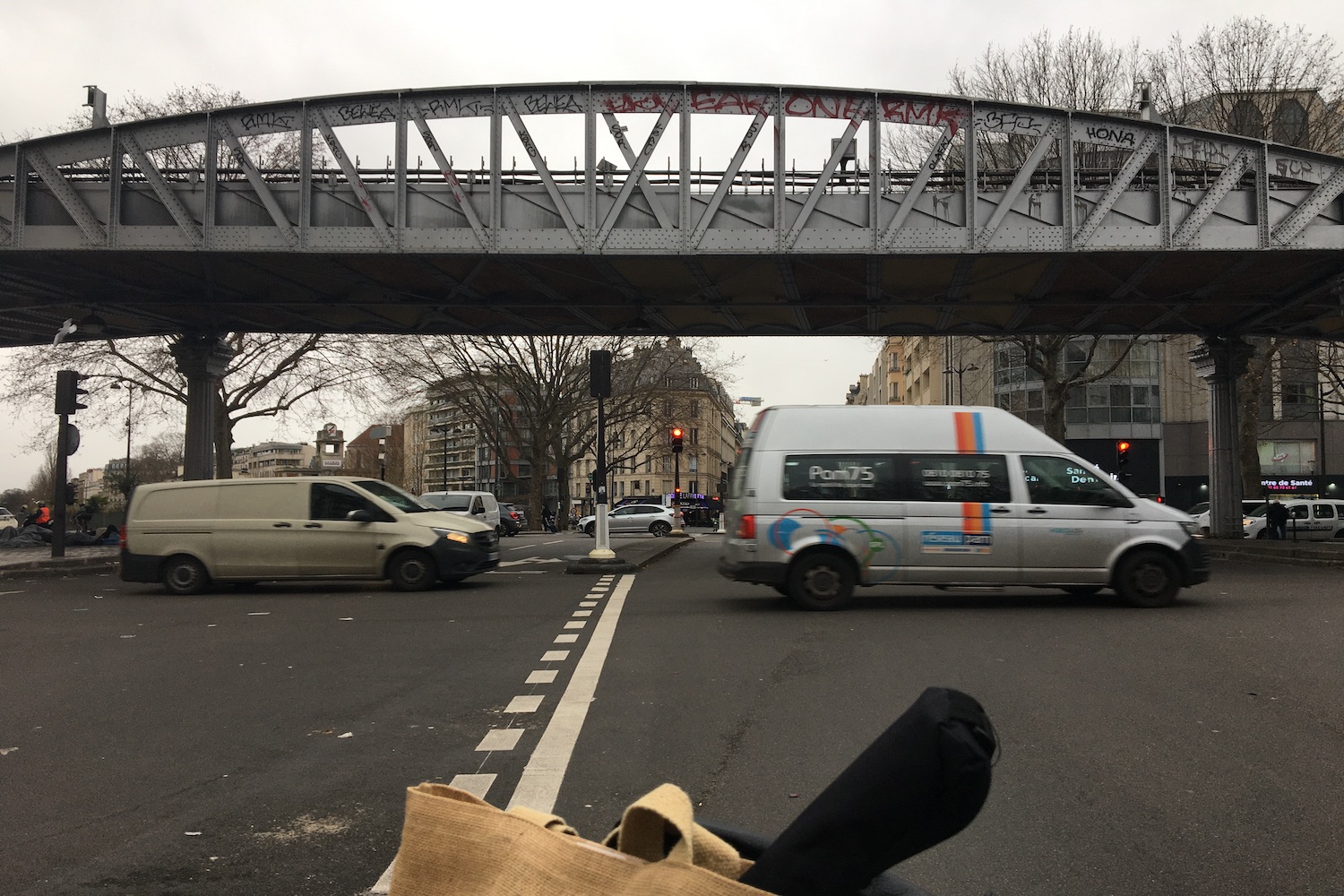 En route vers le parc zoologique, notre envoyée spéciale a mis son matériel dans le panier de son vélo © Globe Reporters