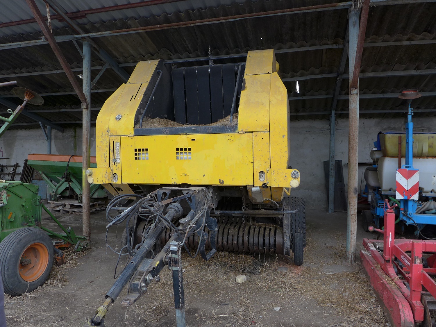 La machine à faire les bottes de foin.