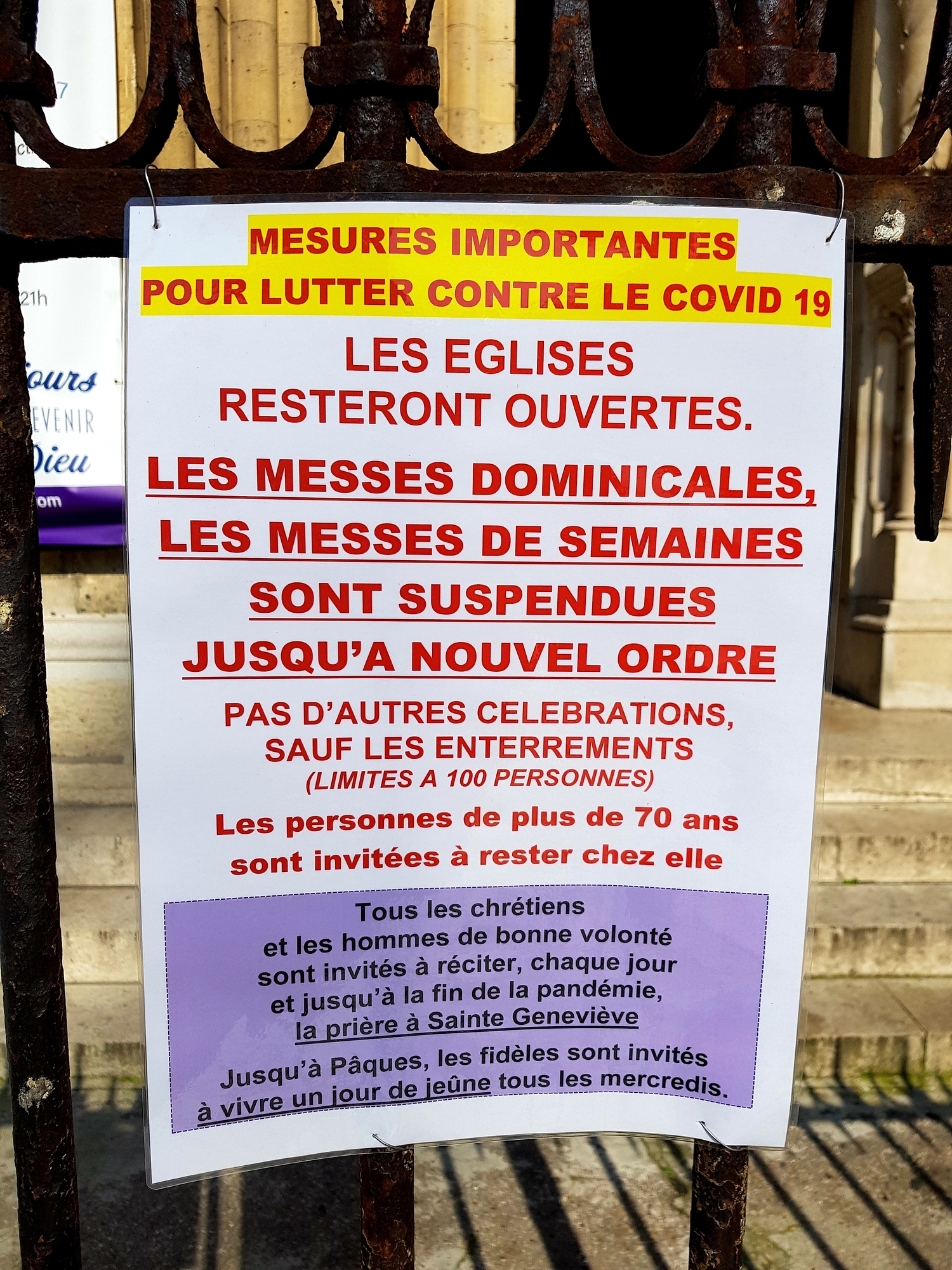 Les églises demeurent ouvertes, les messes dominicales sont en revanche suspendues jusqu’à nouvel ordre.