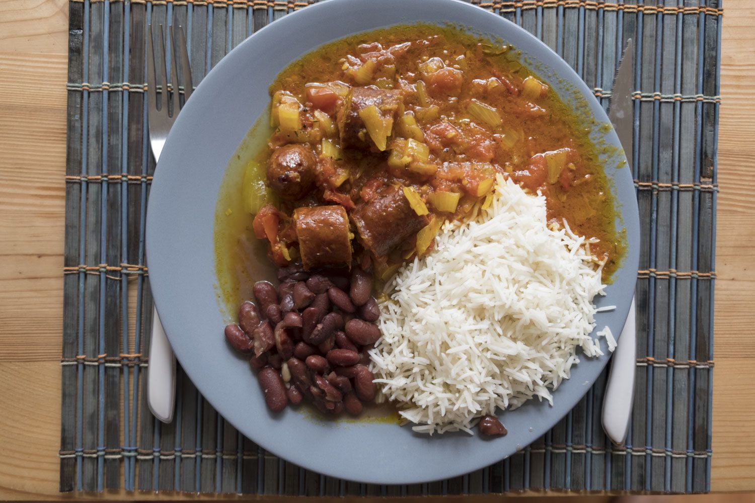 C’est prêt ! Garnir un côté de l’assiette avec des haricots rouge.