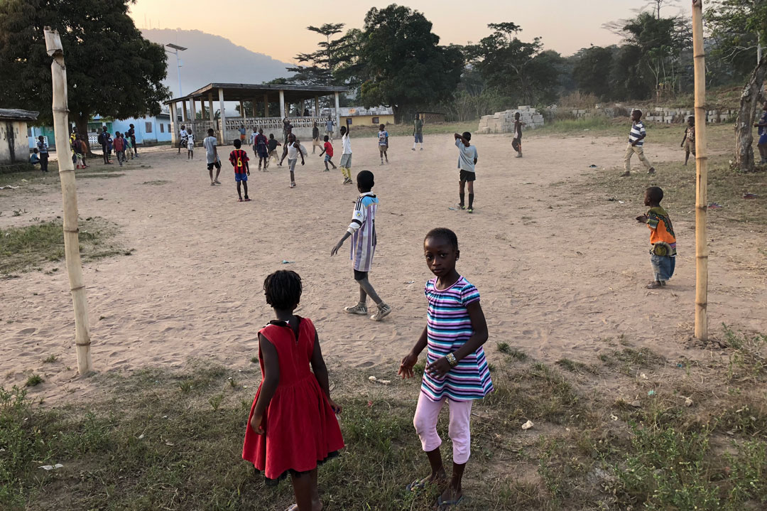 Match de football à Sérédou où Raphaël et Carol vont passer la nuit.