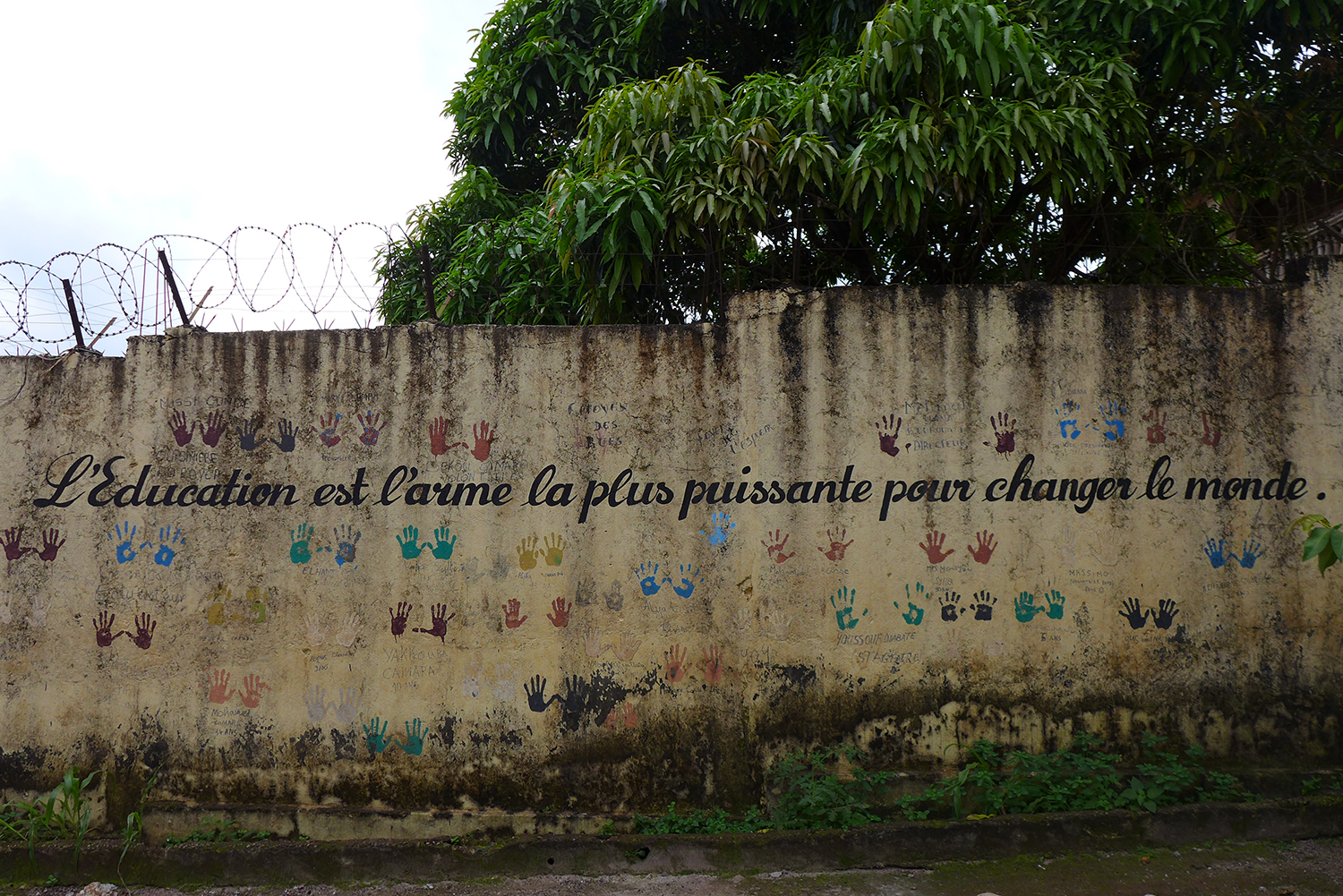 Sur le mur de la cour du foyer.