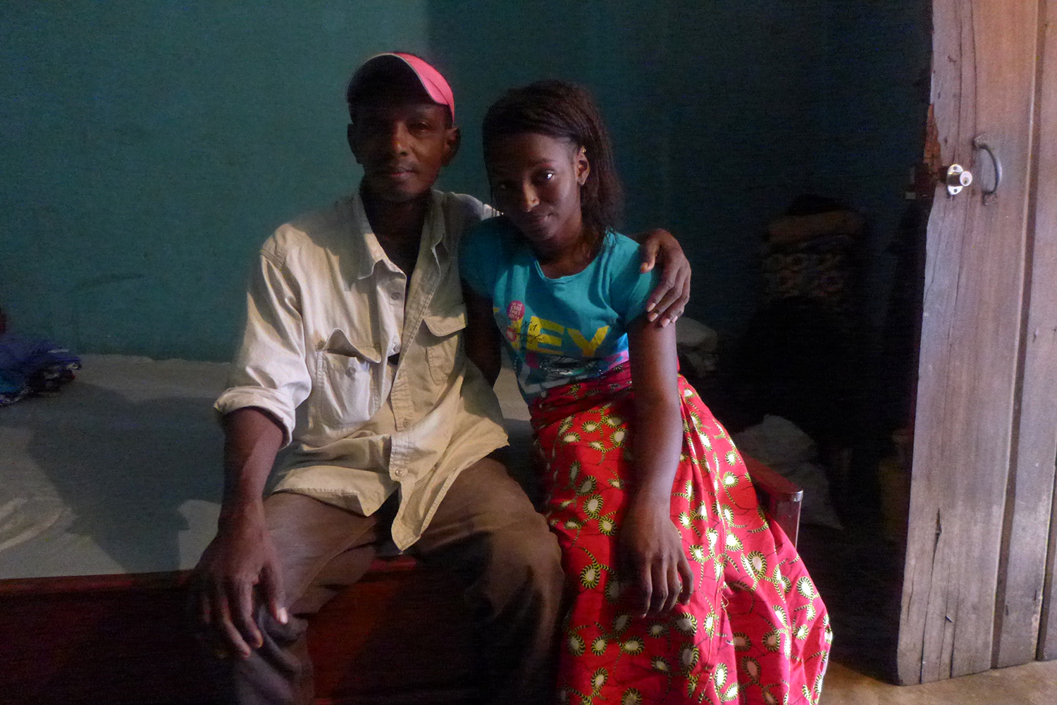 Alpha Oumar Bah et sa fille Mariama dans leur maison du quartier de Kipé à Conakry.