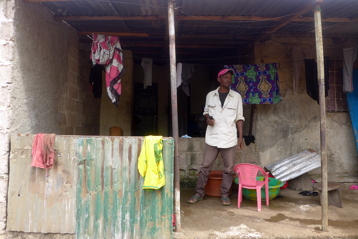Alpha Oumar Bah devant sa maison du quartier de Kipé à Conakry.