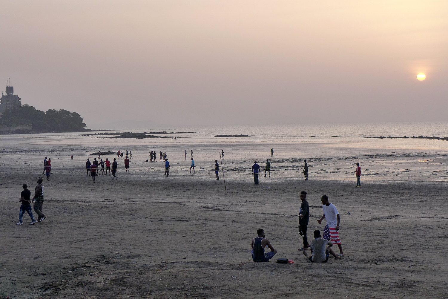 Il existe peu de stades en Guinée et tout particulièrement à Conakry qui est une ville très densément peuplée. Pour pallier ce manque, les Guinéens et notamment les jeunes investissent tous les espaces libres comme sur la plage de Ratoma, un quartier de Conakry, le soir quand la chaleur est moins étouffante.