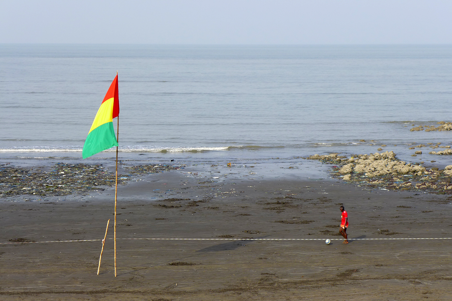 …ou tôt le matin toujours sur la plage de Ratoma