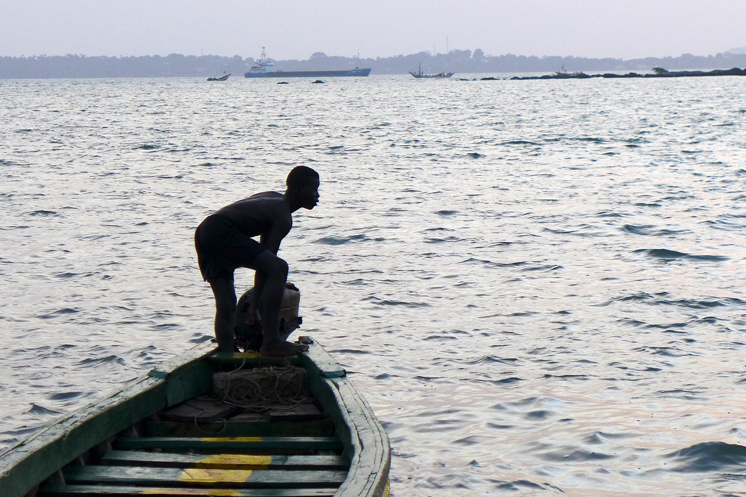 Notre envoyé spécial promet à Idrissa de lui ramener le roman l’île au trésor lors de son prochain voyage. 