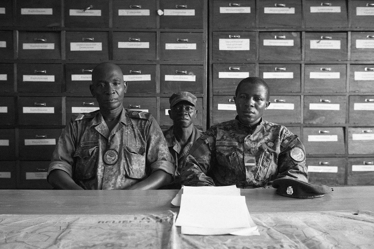 Moribah BOGOMOU, membre du corps paramilitaire des conservateurs de la nature et sous-directeur de la forêt classée des Monts Nimba entouré de ses hommes dans leur post du village de Gbakolé que j’ai interviewé pour les élèves des collèges Roland Dorgelès à Paris et Anne Franck à Saint-Dizier.