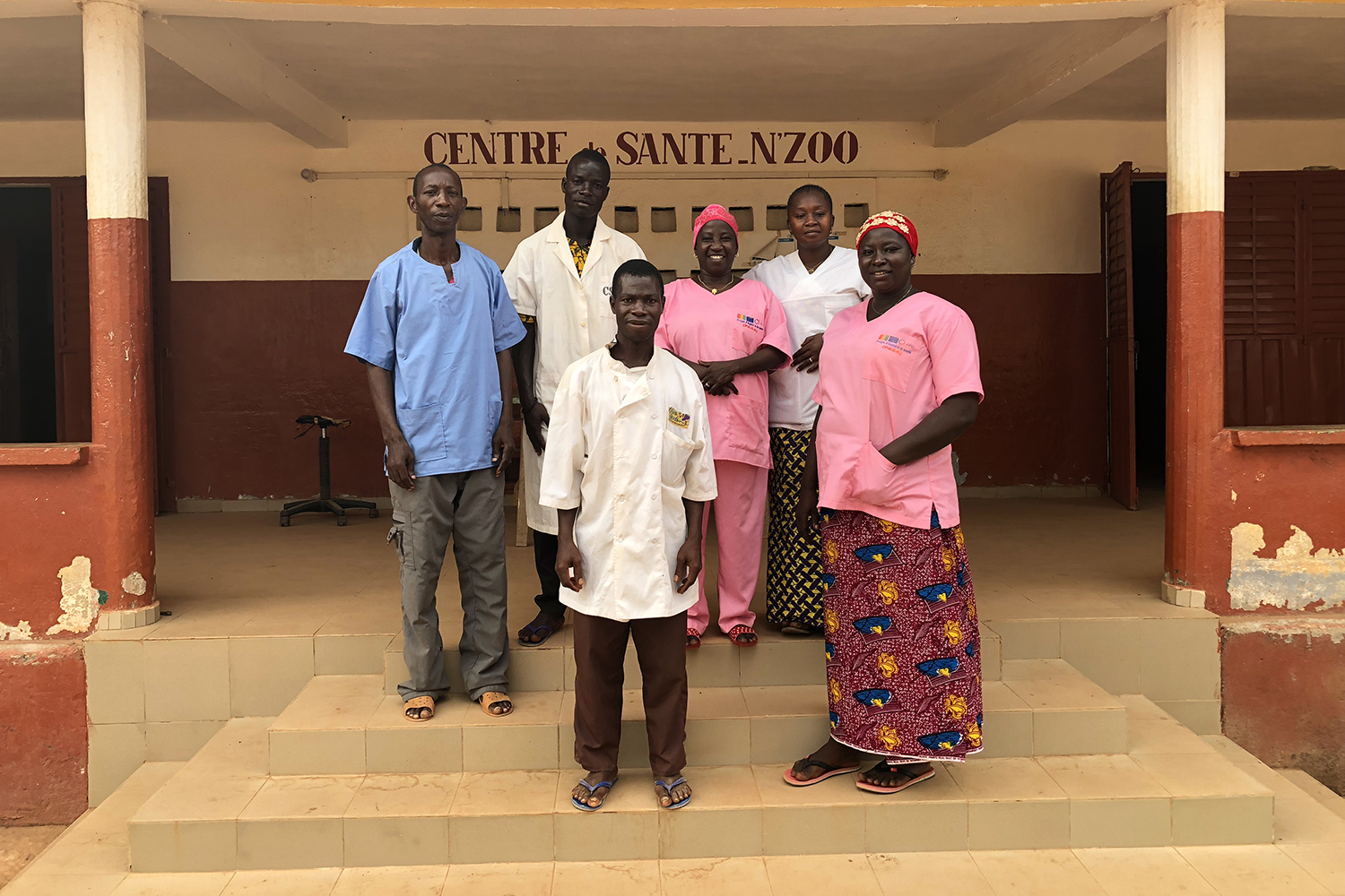 L’infirmier-chef Lucien LAMAH et son équipe devant le centre de santé de N’Zo.