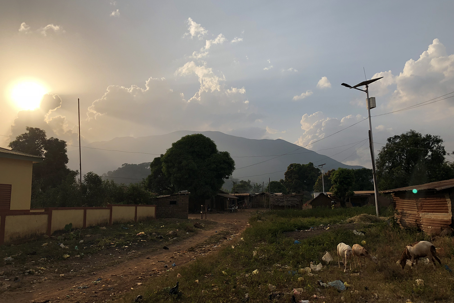 La vue sur la chaîne des monts Nimba depuis le centre de santé de N’Zo.