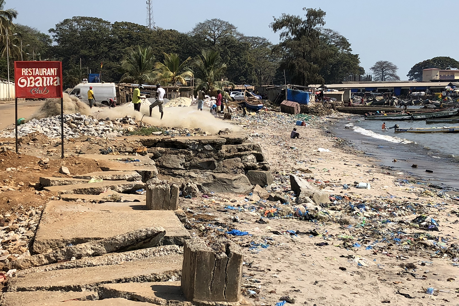 La plage de Boulbinet à l’extrémité de la presqu’île de Conakry.