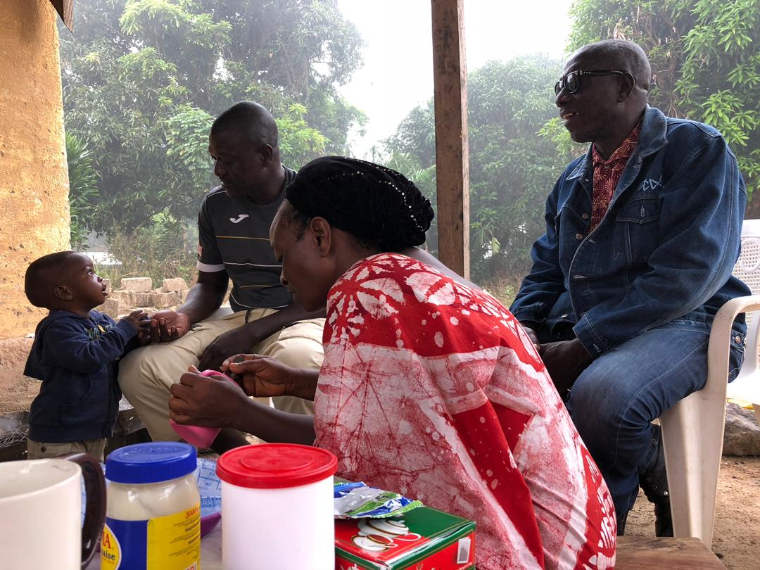 Petit déjeuner dans la famille MARA où notre envoyé spécial loge à Kissidougou.