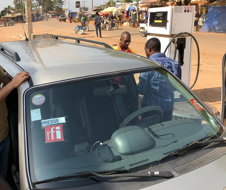 Deuxième journée de voyage. Nous voici en route pour Sérédou, près de la forêt de Ziama, où se trouvent les derniers éléphants de Guinée, menacés d’extinction par le braconnage. L’inscription PRESSE sur le pare-brise permet de passer plus facilement les nombreux barrages de la police, de l’armée et de la gendarmerie qui émaillent le trajet.