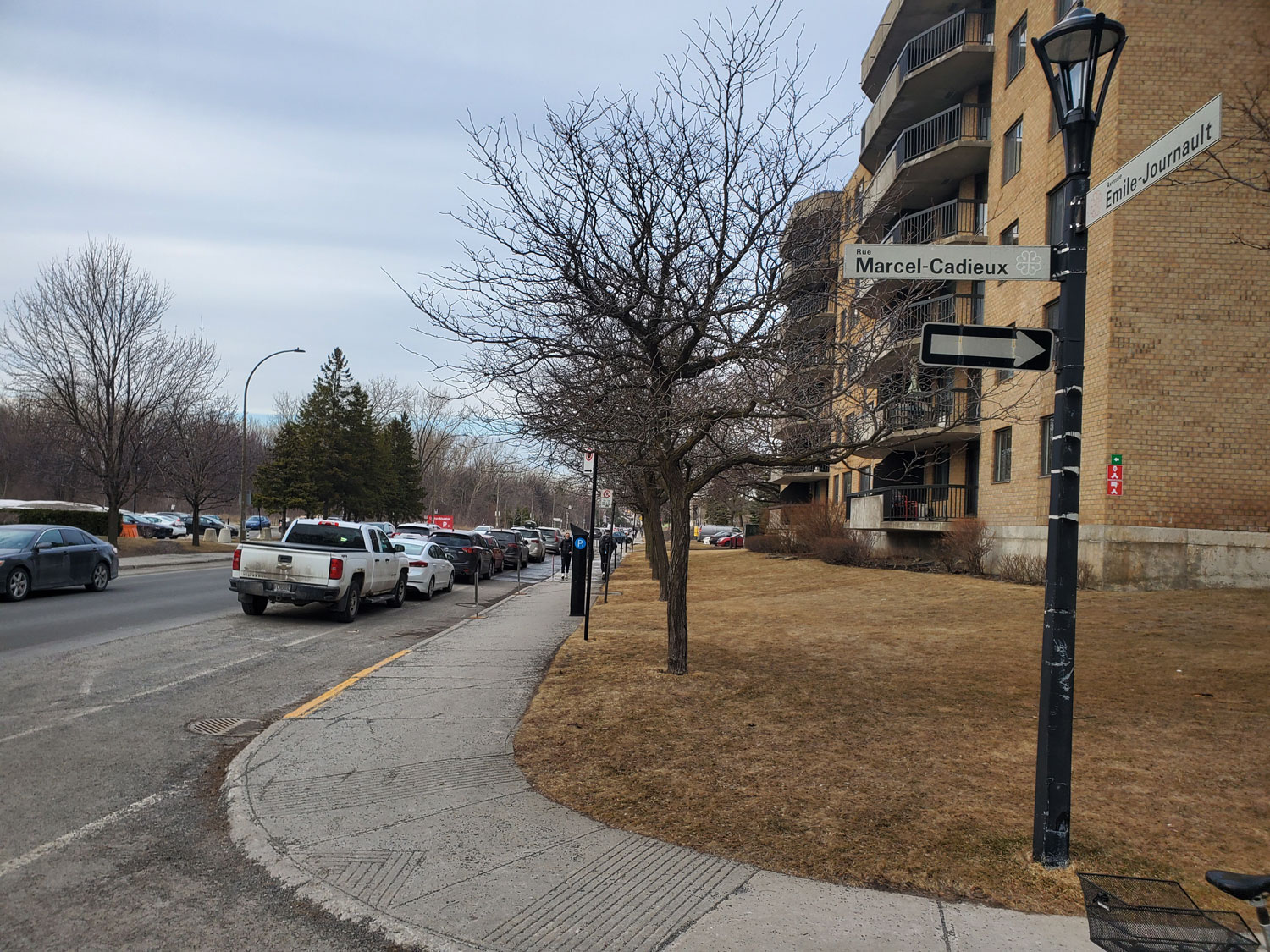 Sur l’avenue Émile JOURNAULT qui conduit au Centre ROBILLARD, il y a une piste cyclable © Globe Reporters