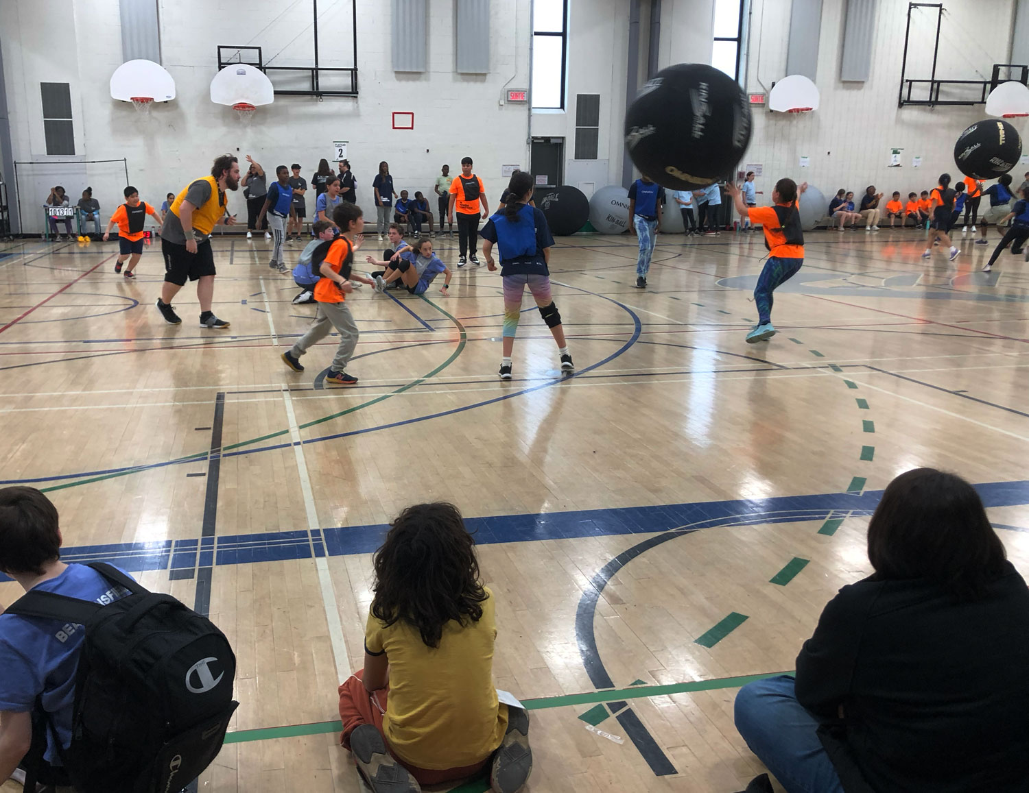 Compétition de Kin ball, un sport typiquement québécois. 3 équipes de 4 joueurs s’affrontent. C’est un sport d’adresse et de stratégie © Globe Reporters