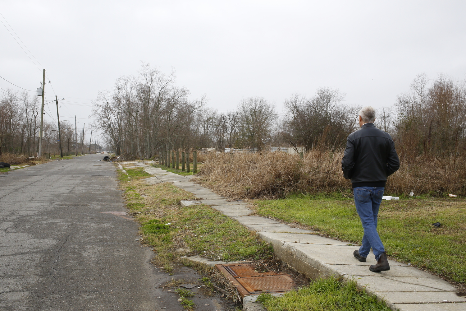 Alex KOLKER marche dans une rue du Lower Ninth Ward laissée à l’abandon.  © Globe Reporters